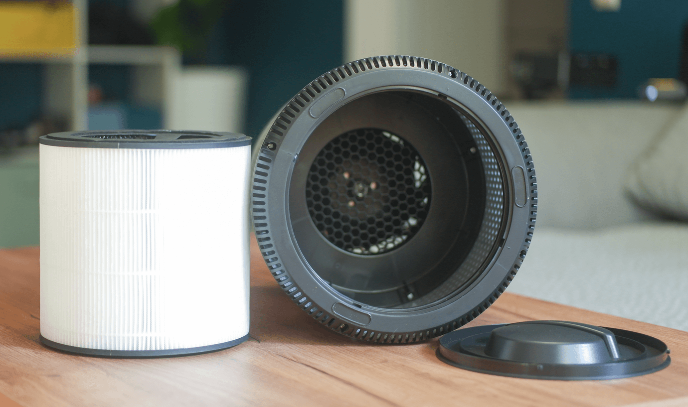 Der Philips AC0820/10 liegt offen und der NanoProtect HEPA-Filter der Klasse H13 steht daneben